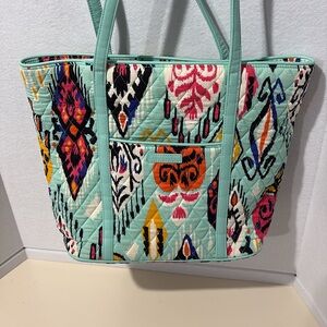 Vera Bradley Tote Zipper Closure